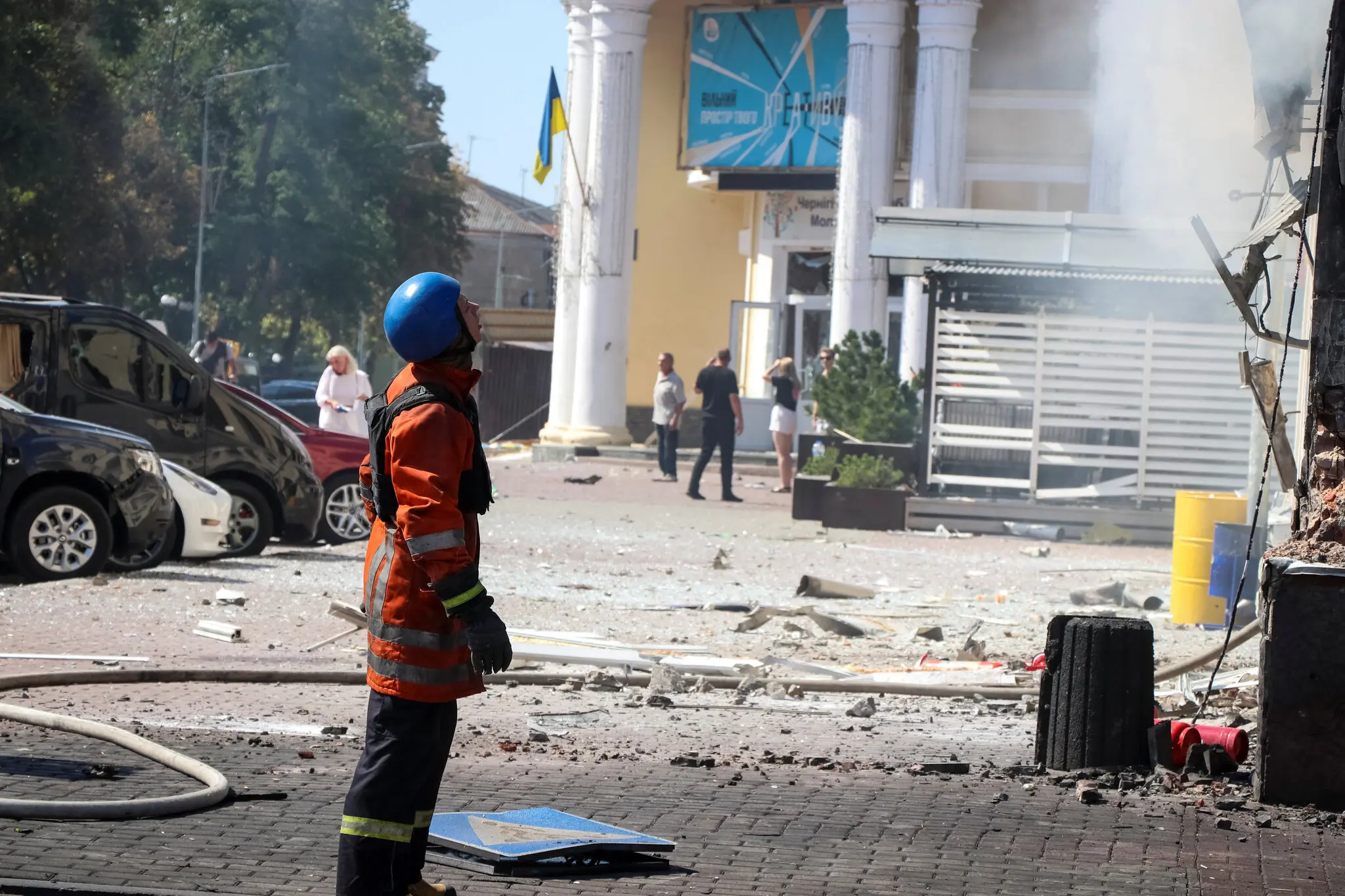 Співробітник ДСНС на місці ракетного удару в Чернігові в суботу.
